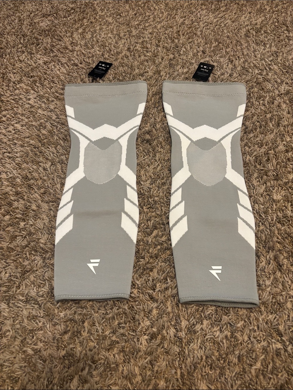 NWT Athletic Compression leg Sleeves — Gray & White XL